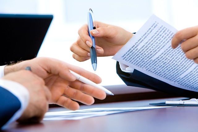 Documenti e laptop su scrivania per mutui a professionisti